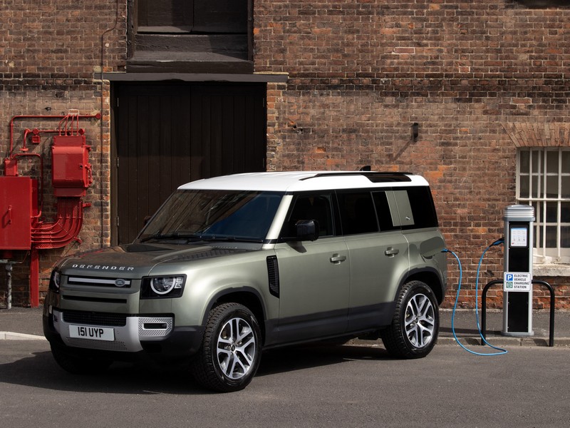 Potichu do lesa: Land Rover Defender PHEV